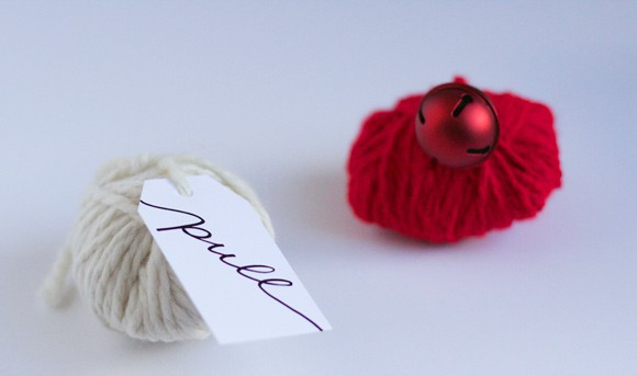Looking for a unique way to wrap a gift card? These mini yarn bombs are so simple to wrap and make giving a gift card a lot more thoughtful and fun.