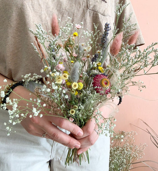 Dried Flower Bouquet: A sentimental and romantic gift for wife, offering lasting beauty and vintage charm as home decor