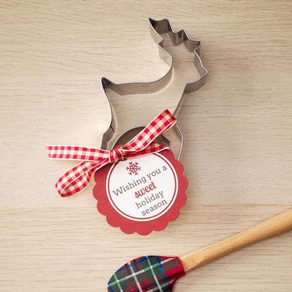 Sweet holiday cookie cutter Christmas gift idea features Avery tag 80511. The tag is printed with a red border and text that reads, 