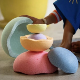 Stapelstein Inside Rainbow, a set of colorful nesting and stacking stones for sensory and active play