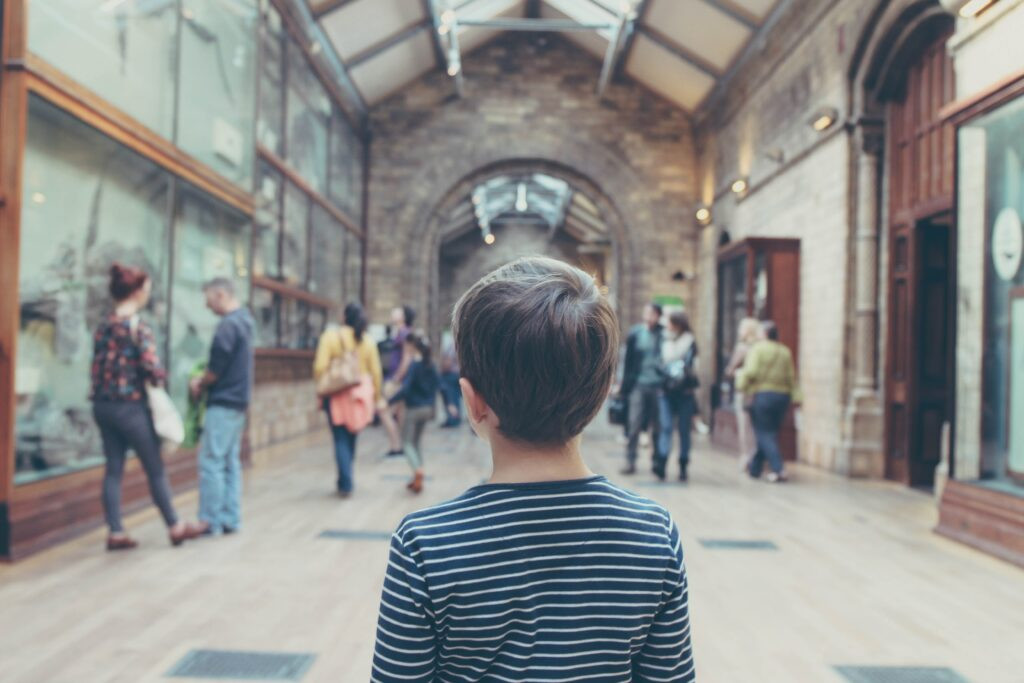 Exploring the depths of the aquarium with a fishtank season pass gift, a family enjoys the mesmerizing underwater world, creating lasting memories.