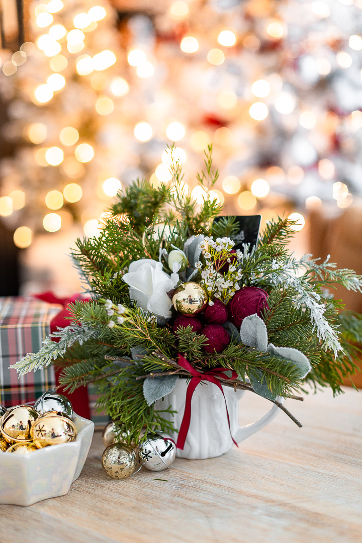 Another angle showcasing the complete small Christmas gift idea: a flower arrangement with a gift card in a knitted mug, emphasizing the ease and cuteness of this handmade present