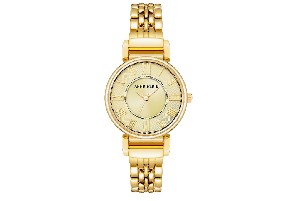 Elegant gold wristwatch with bracelet band