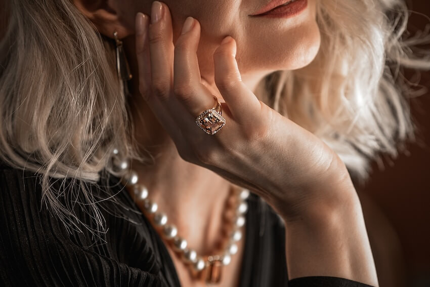 Elegant pearl necklace as a timeless 30th anniversary gift